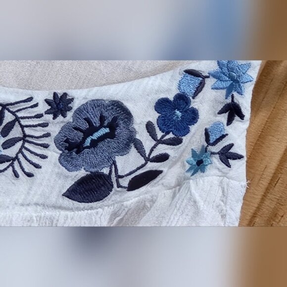 Arizona  Jean Co. White Embroidered Sleeveless Top - Picture 4 of 10